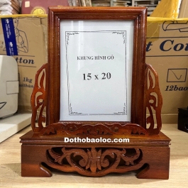 Khung ảnh thờ gia tiên 100% gỗ xà cừ chạm khắc ép kính viền hoa cao cấp cao 30cm ( 15 x 20 ), CHÂN BẰNG - Màu đỏ