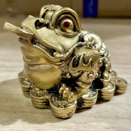 Thiềm Thừ phong thủy màu vàng bằng bột đá cao cấp cao 8cm – Cóc 3 chân