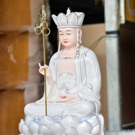 Tượng Địa Tạng Vương Bồ Tát bằng sứ đức hóa cao cấp ngồi trên đài sen cao 40cm