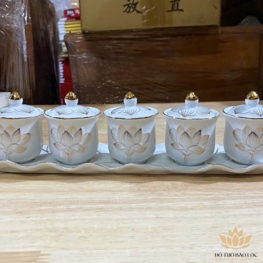 Bộ án nước 5 ly có nắp sứ trắng bạch ngọc 5 ly có nắp cao 8cm ngang 30cm 