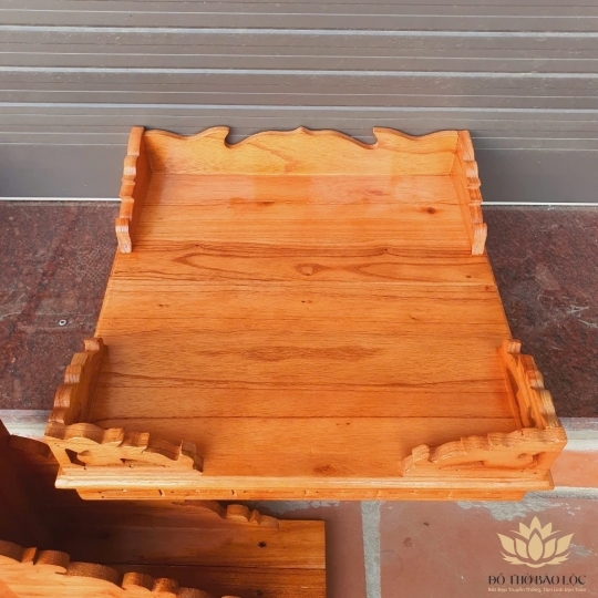 Bàn thờ treo tường gỗ xoan đào ngang 40cm trơn đỏ kèm cặp eke gỗ