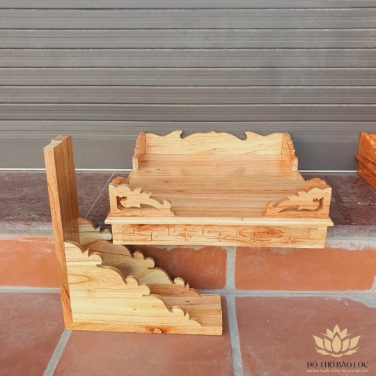 Bàn thờ treo tường gỗ xoan đào ngang 50cm trơn vàng nhạt