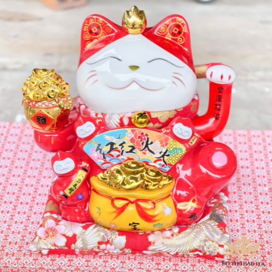 Mèo Thần Tài  Tay Cầm Thỏi Kim Nguyên Bảo Gốm Sứ Cao Cấp cao 20cm – Màu đỏ