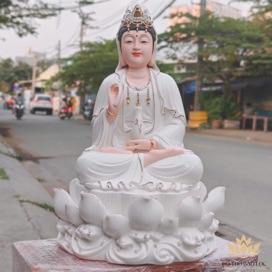 Tượng Quan Thế Âm Bồ Tát bằng sứ Đức Hóa cao cấp ngồi trên đài sen trắng 30cm