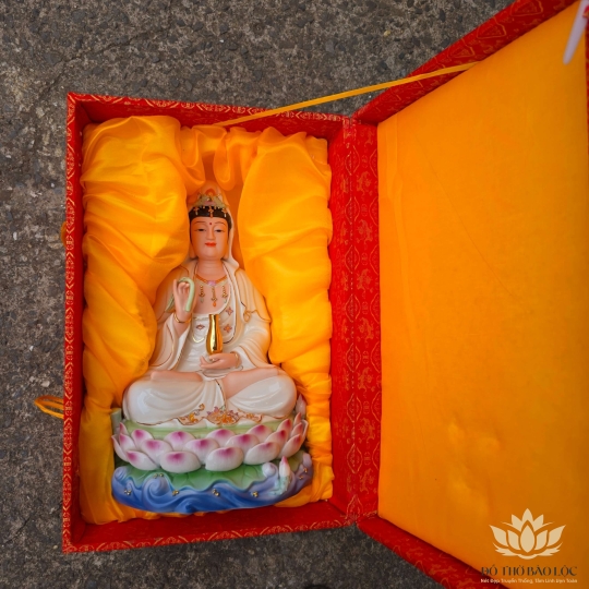 Tượng Quan Thế Âm Bồ Tát bằng sứ Đức Hóa 14inch