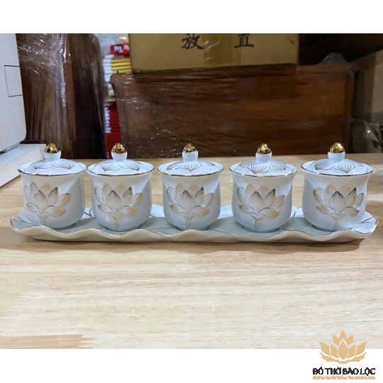 Bộ án nước 5 ly có nắp sứ trắng bạch ngọc 5 ly có nắp cao 8cm ngang 30cm 