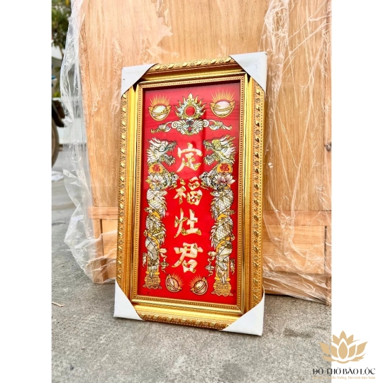 [17x30] Bài vị Ông Táo 1 hàng chữ cẩn trai khung nhựa vàng nền đỏ cao 30cm, ngang 17cm