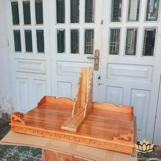 Bàn thờ treo tường gỗ xoan đào ngang 60cm màu vàng nhạt -  Kèm cặp eke gỗ [ Mẫu 2 ]
