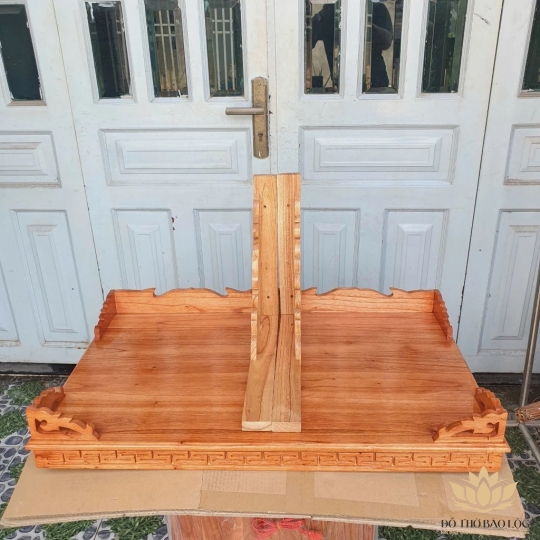 Bàn thờ treo tường gỗ xoan đào ngang 60cm màu vàng nhạt -  Kèm cặp eke gỗ [ Mẫu 2 ]