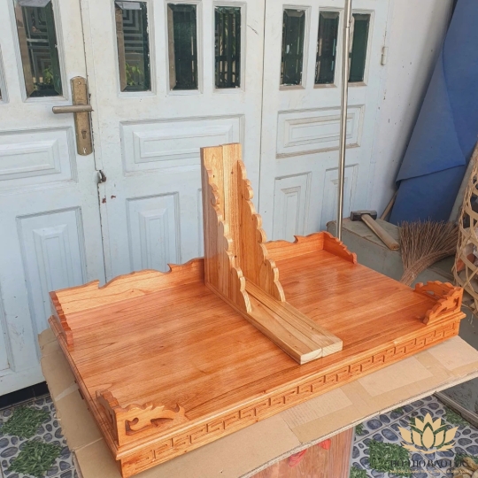 Bàn thờ treo tường gỗ xoan đào ngang 60cm màu vàng nhạt -  Kèm cặp eke gỗ [ Mẫu 2 ]