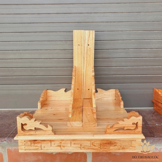 Bàn thờ treo tường gỗ xoan đào ngang 40cm trơn vàng nhạt - Kèm cặp eke gỗ