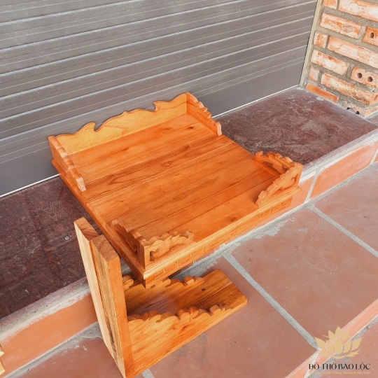 Bàn thờ treo tường gỗ xoan đào ngang 40cm trơn đỏ kèm cặp eke gỗ