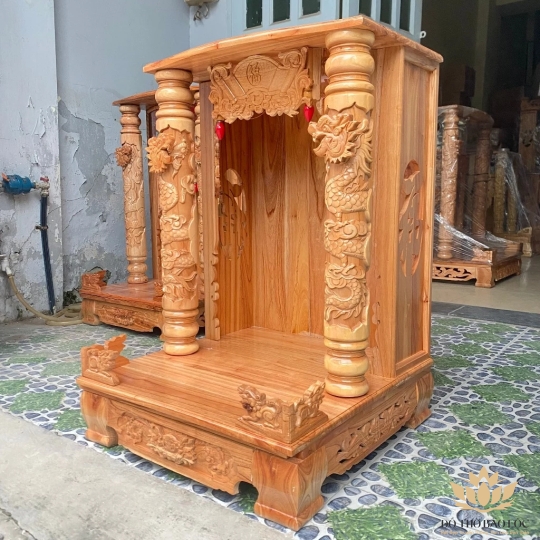 Bàn thờ thần tài ông địa gỗ xoan đào ngang 42cm x cao 61cm - quỳ trụ 2 màu Vàng nhạt, Đỏ