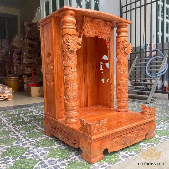 Bàn thờ thần tài ông địa gỗ xoan đào ngang 48cm x cao 68cm quỳ trụ 2 màu Vàng nhạt, Đỏ