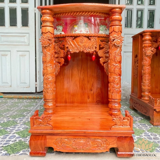 Bàn thờ thần tài thổ địa gỗ xoan đào quỳ trụ hộp đèn ngang 56cm x cao 88cm  - Đỏ