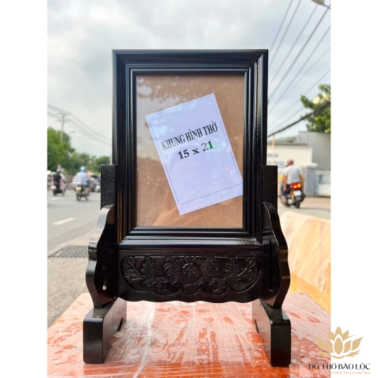 Khung ảnh thờ gia tiên gỗ tràm bông vàng để ảnh 15 x 21cm- màu đen, CÓ CHÂN