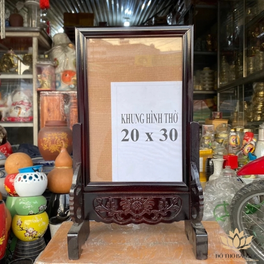 Khung ảnh thờ gia tiên gỗ xà cừ chạm khắc ép kính  kích thước ảnh 20x30, CÓ CHÂN