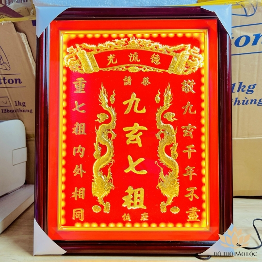 [48x68] Cửu Huyền Thất Tổ dát vàng  24 k khung gỗ Ngang 48cm x Cao 68cm - có đèn