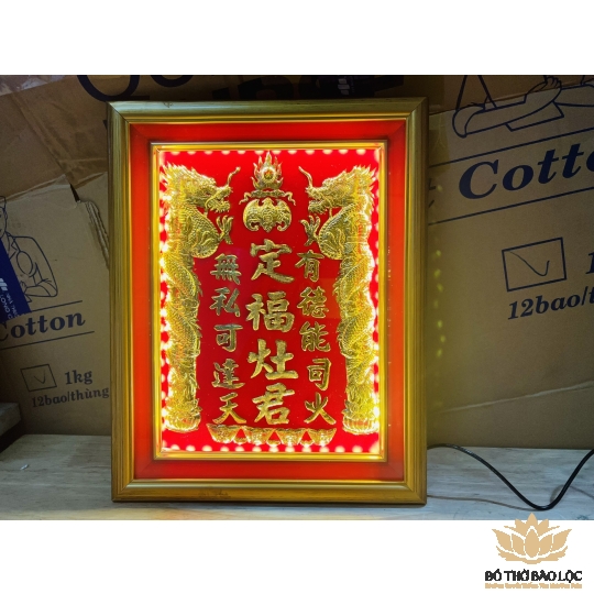 [30x38] Bài Vị ông Táo Rồng 3 Hàng Chữ Dát Vàng 24 K Khung Gỗ Sơn Vàng - Có đèn 
