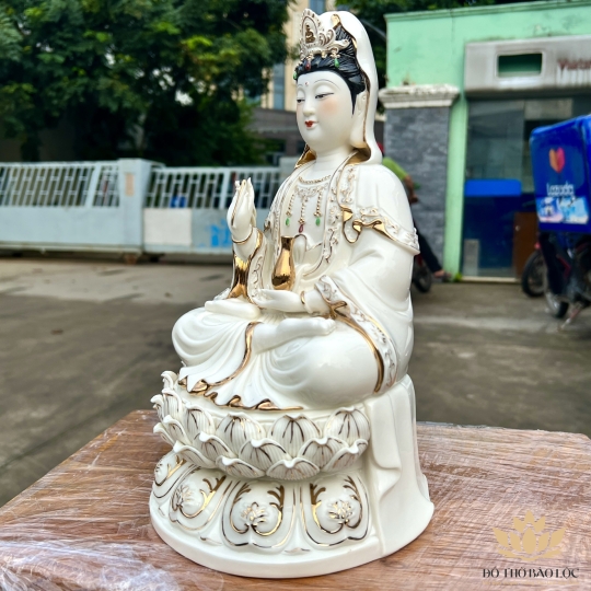 Tượng Quan Âm gốm sứ cao cấp ngồi trên đài sen cao 31cm