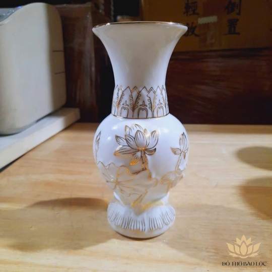 Bình bông sứ trắng bạch ngọc có hoa sen cao 25cm ngang13cm