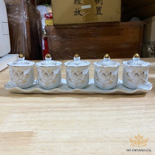 Bộ án nước 5 ly có nắp sứ trắng bạch ngọc 5 ly có nắp cao 8cm ngang 30cm 