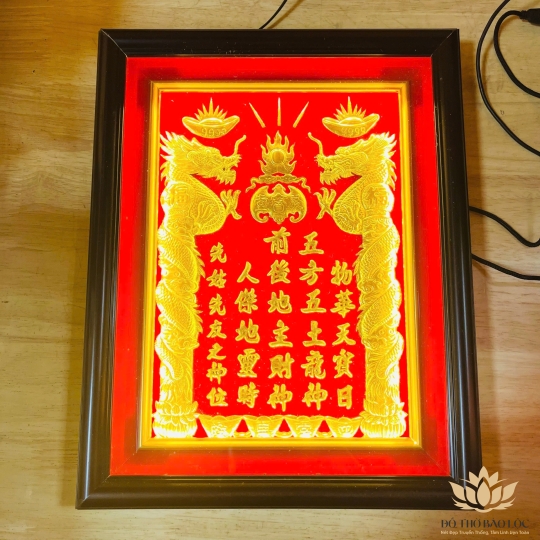 [48x68] Bài Vị Thần Tài Thổ Địa Dát Vàng 24K Khung Gỗ Đen Nền Đỏ Cao 68cm x Ngang 48cm - Có đèn
