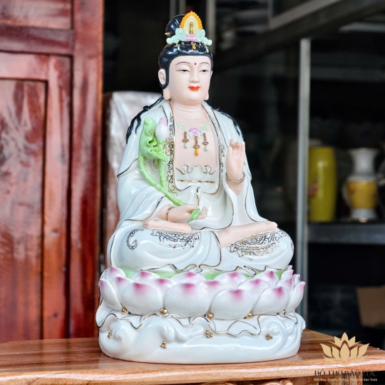 Tượng Đại Thế Chí Bồ Tát Ngồi trên đài sen hồng bằng sứ Đức Hóa