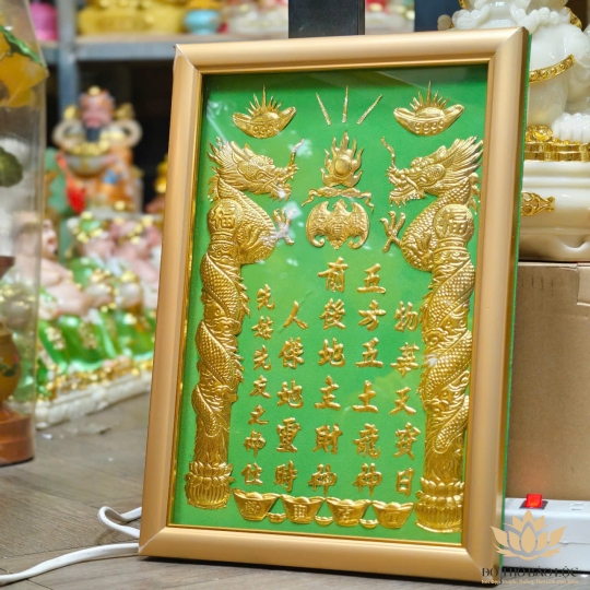 Bài Vị Thần Tài Thổ Địa Dát Vàng Khung Gỗ Sơn Vàng Nền Xanh Lá 2 cỡ: 25cm x 35cm và 30cm x 40cm