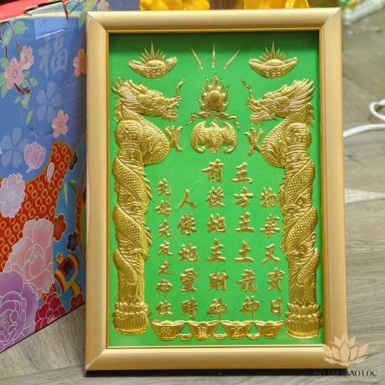 Bài Vị Thần Tài Thổ Địa Dát Vàng Khung Gỗ Sơn Vàng Nền Xanh Lá 2 cỡ: 25cm x 35cm và 30cm x 40cm