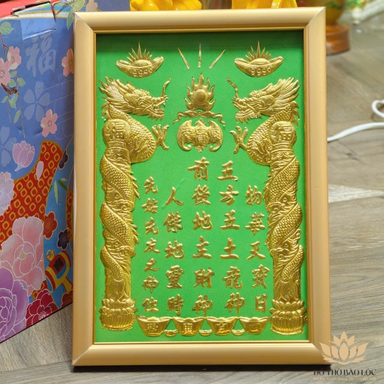 Bài Vị Thần Tài Thổ Địa Dát Vàng Khung Gỗ Sơn Vàng Nền Xanh Lá 2 cỡ: 25cm x 35cm và 30cm x 40cm