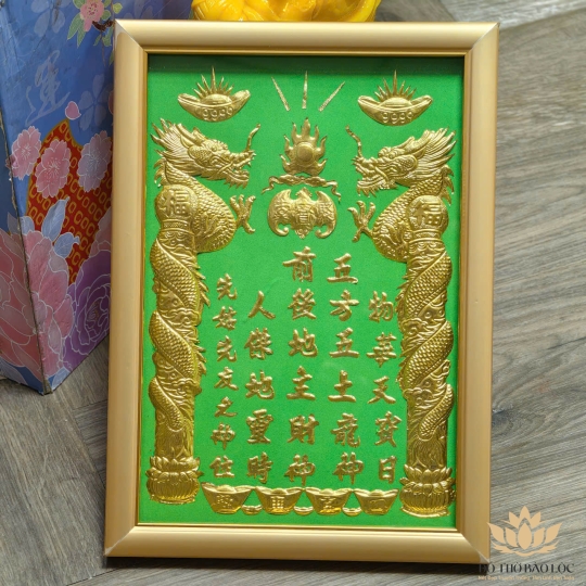 Bài Vị Thần Tài Thổ Địa Dát Vàng Khung Gỗ Sơn Vàng Nền Xanh Lá 2 cỡ: 25cm x 35cm và 30cm x 40cm