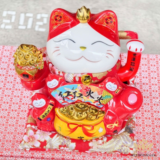 Mèo Thần Tài  Tay Cầm Thỏi Kim Nguyên Bảo Gốm Sứ Cao Cấp cao 20cm – Màu đỏ
