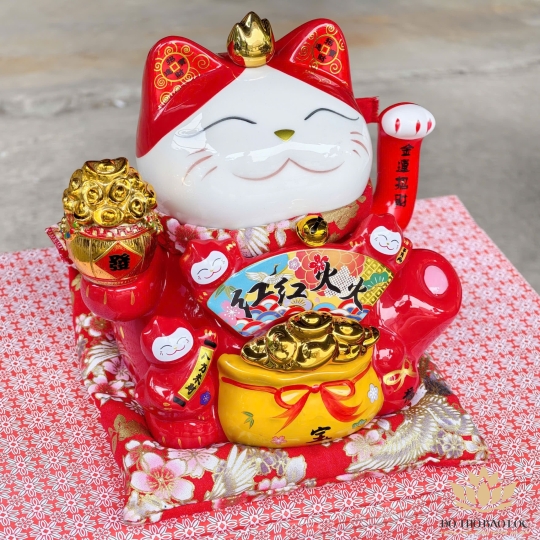 Mèo Thần Tài  Tay Cầm Thỏi Kim Nguyên Bảo Gốm Sứ Cao Cấp cao 20cm – Màu đỏ
