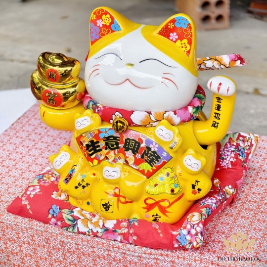 Mèo Thần Tài  Tay Cầm Thỏi Kim Nguyên Bảo Gốm Sứ Cao Cấp cao 20cm – Màu Vàng