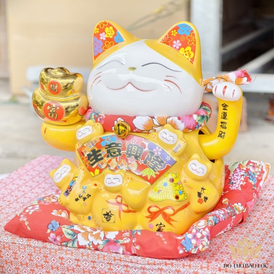 Mèo Thần Tài  Tay Cầm Thỏi Kim Nguyên Bảo Gốm Sứ Cao Cấp cao 20cm – Màu Vàng