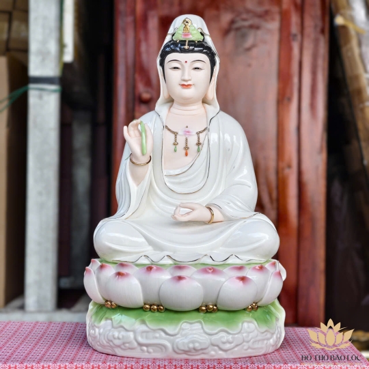 Tượng Quan Thế Âm Bồ Tát bằng sứ đức hóa cao cấp ngồi trên đài sen (2 cỡ: 31cm và 40cm)