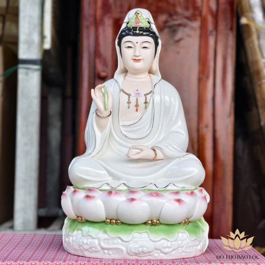 Tượng Quan Thế Âm Bồ Tát bằng sứ đức hóa cao cấp ngồi trên đài sen (2 cỡ: 31cm và 40cm)