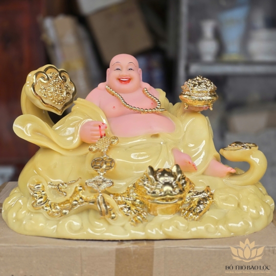 Tượng Phật Di Lặc Mẫu Như Ý Cầm Thỏi Vàng bằng Đá Nhập Khẩu ngang 46cm – Vàng thạch anh