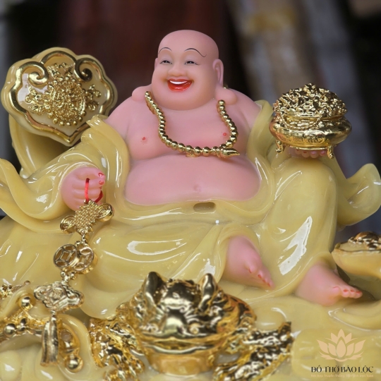 Tượng Phật Di Lặc Mẫu Như Ý Cầm Thỏi Vàng bằng Đá Nhập Khẩu ngang 46cm – Vàng thạch anh