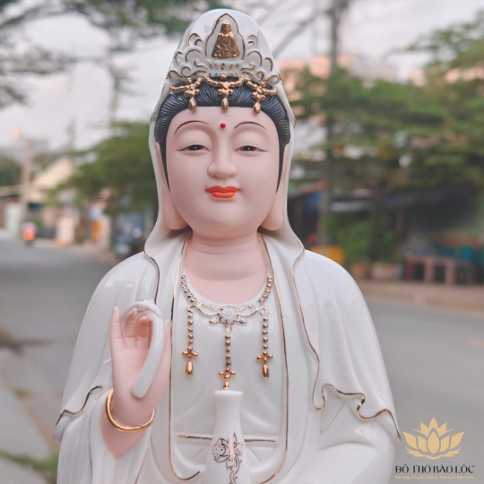 Tượng Quan Thế Âm Bồ Tát bằng sứ Đức Hóa cao cấp ngồi trên đài sen trắng 35cm