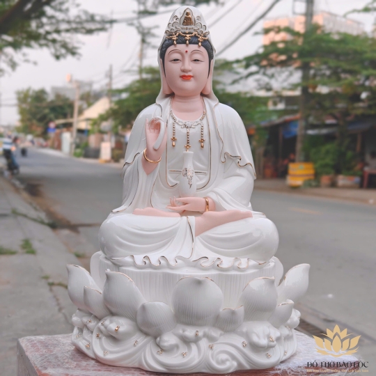 Tượng Quan Thế Âm Bồ Tát bằng sứ Đức Hóa cao cấp ngồi trên đài sen trắng 41cm