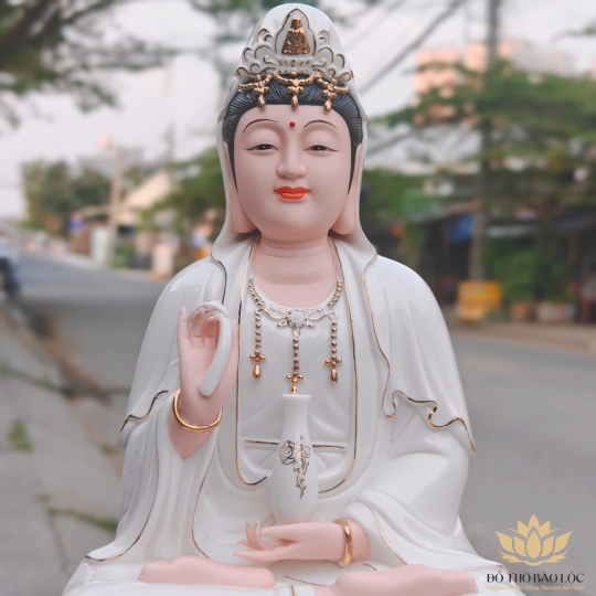 Tượng Quan Thế Âm Bồ Tát bằng sứ Đức Hóa cao cấp ngồi trên đài sen trắng 35cm
