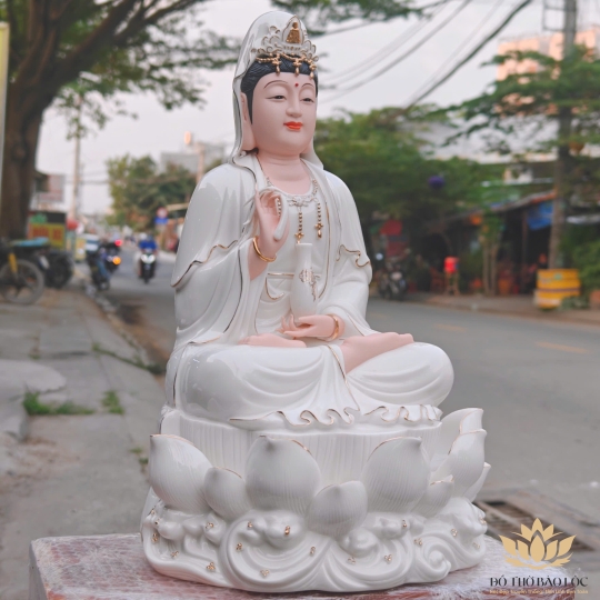 Tượng Quan Thế Âm Bồ Tát bằng sứ Đức Hóa cao cấp ngồi trên đài sen trắng 41cm