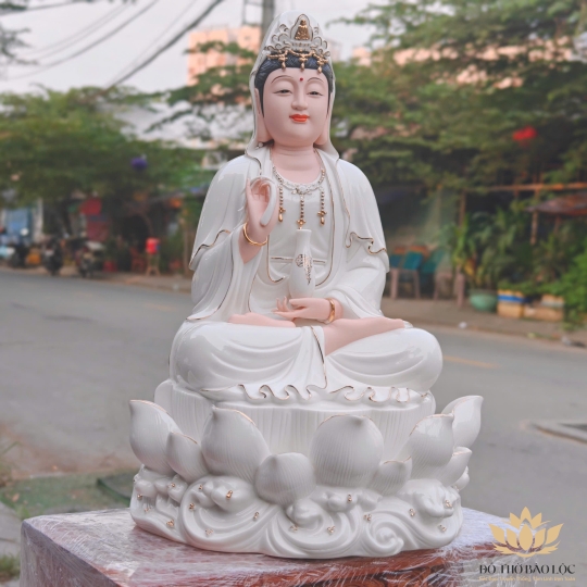 Tượng Quan Thế Âm Bồ Tát bằng sứ Đức Hóa cao cấp ngồi trên đài sen trắng 30cm