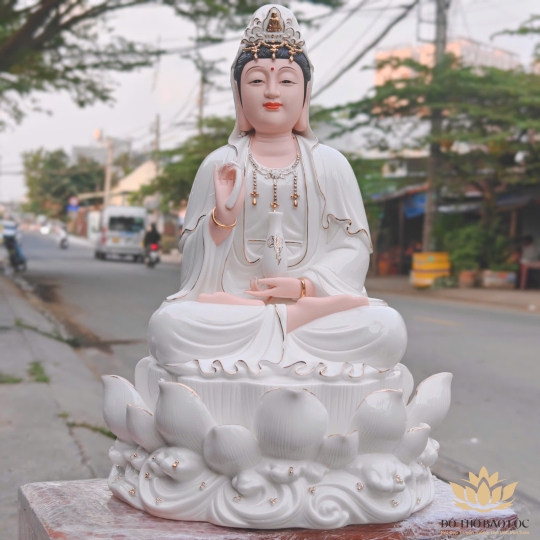Tượng Quan Thế Âm Bồ Tát bằng sứ Đức Hóa cao cấp ngồi trên đài sen trắng 30cm