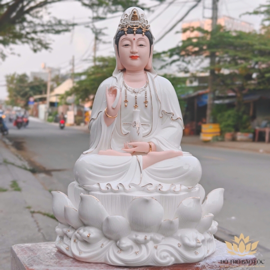 Tượng Quan Thế Âm Bồ Tát bằng sứ Đức Hóa cao cấp ngồi trên đài sen trắng 30cm