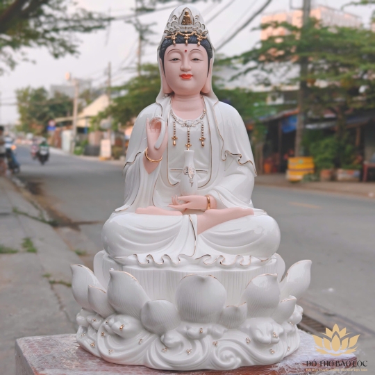 Tượng Quan Thế Âm Bồ Tát bằng sứ Đức Hóa cao cấp ngồi trên đài sen trắng 35cm
