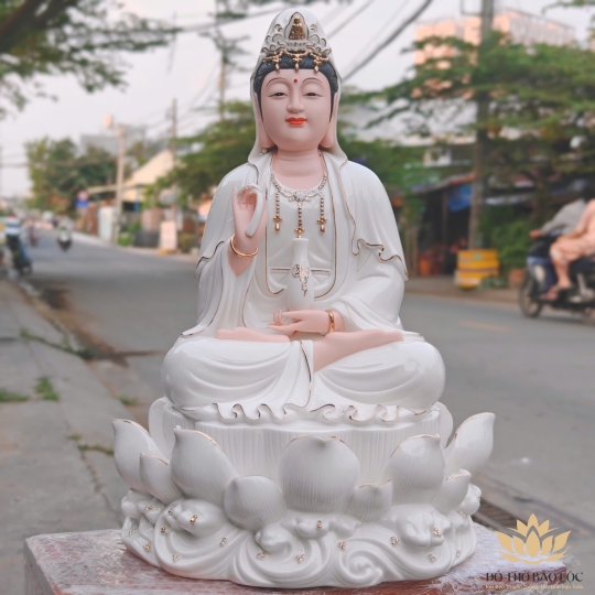 Tượng Quan Thế Âm Bồ Tát bằng sứ Đức Hóa cao cấp ngồi trên đài sen trắng 41cm