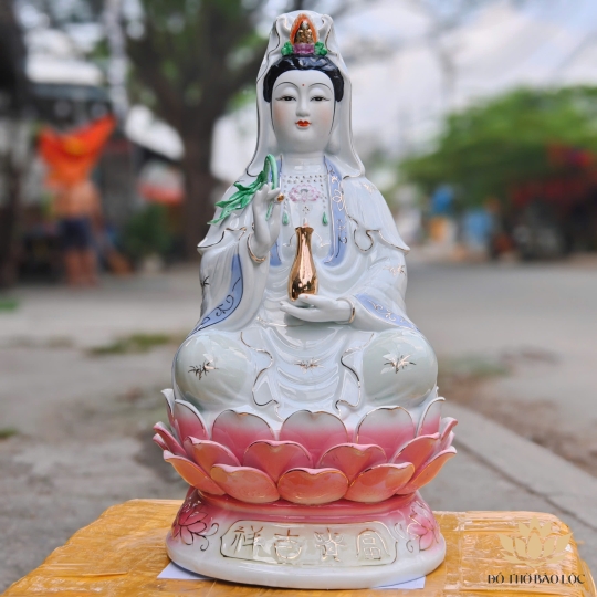 Tượng Phật Quan Thế Âm Bồ Tát bằng sứ cao 47cm